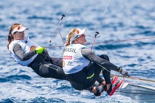 Campeãs olímpicas lideram a disputa da classe 49er FX na Copa do Mundo de Hyères. Na RS:X Feminina, Patrícia Freitas vai à regata de medalha no top 5 / Foto: Jesus Renedo/ Sailing Energy